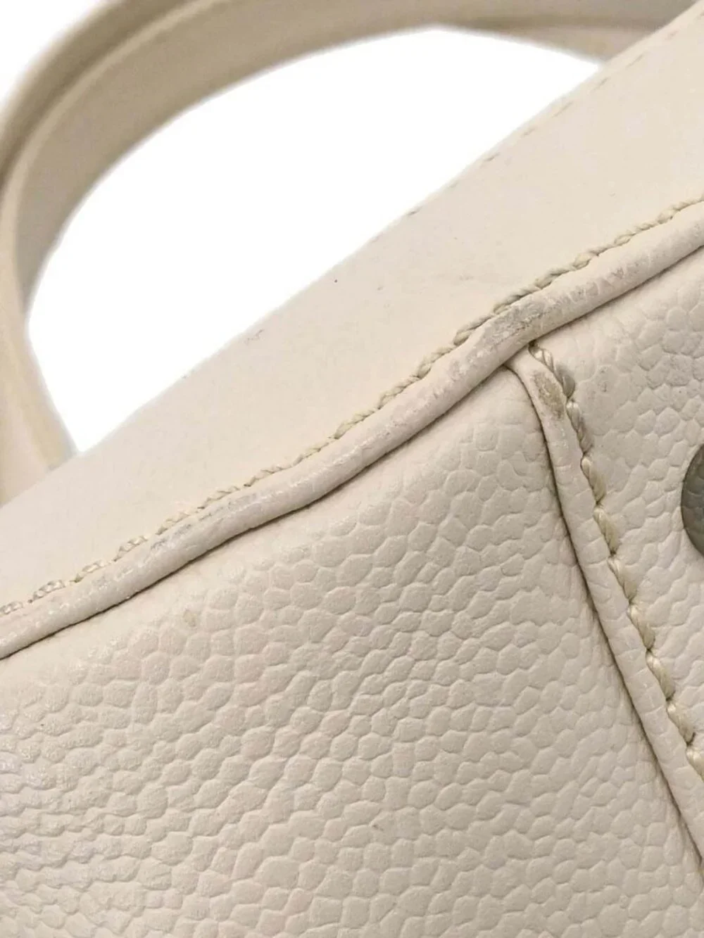CHANEL outside 	a+